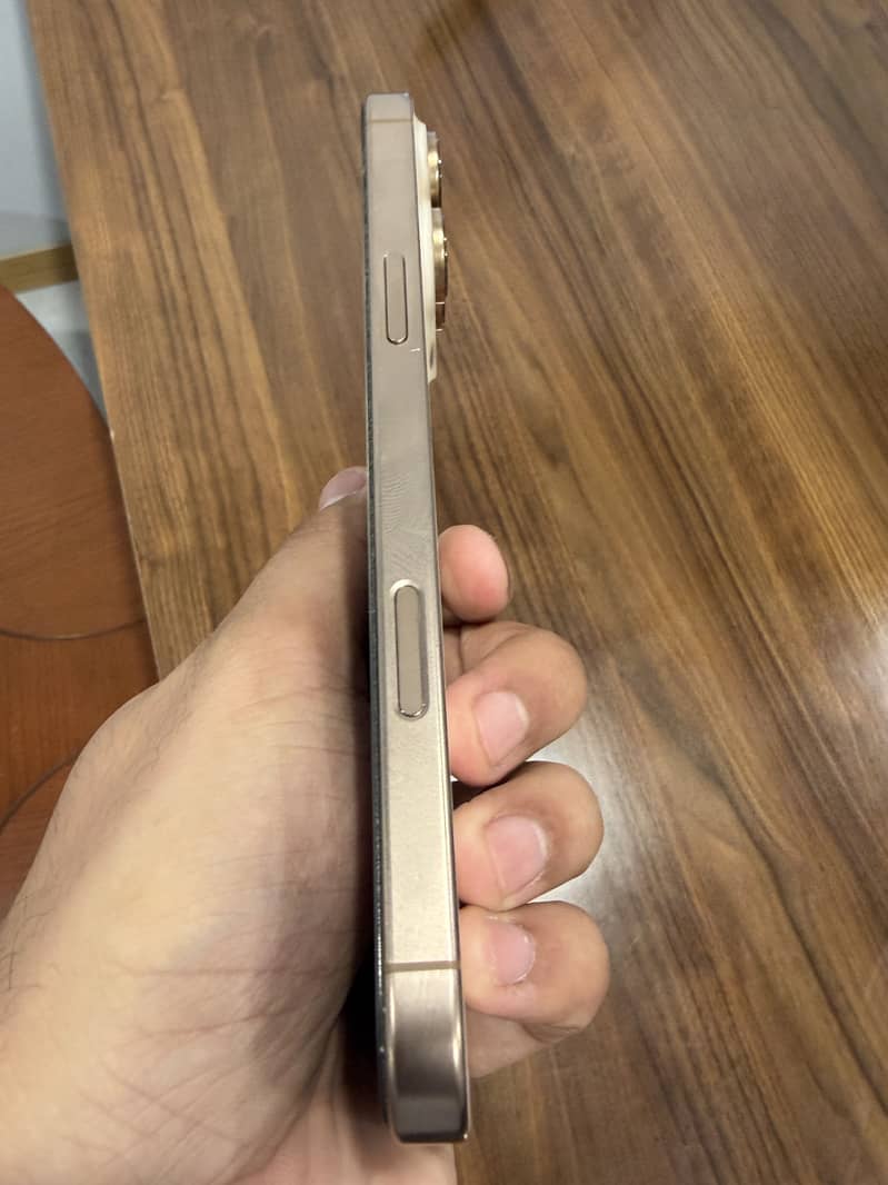 Apple iPhone 16 Pro Max 4