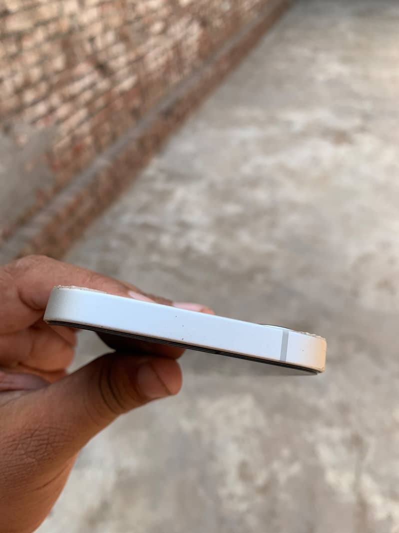 Apple iPhone 16e JV 4