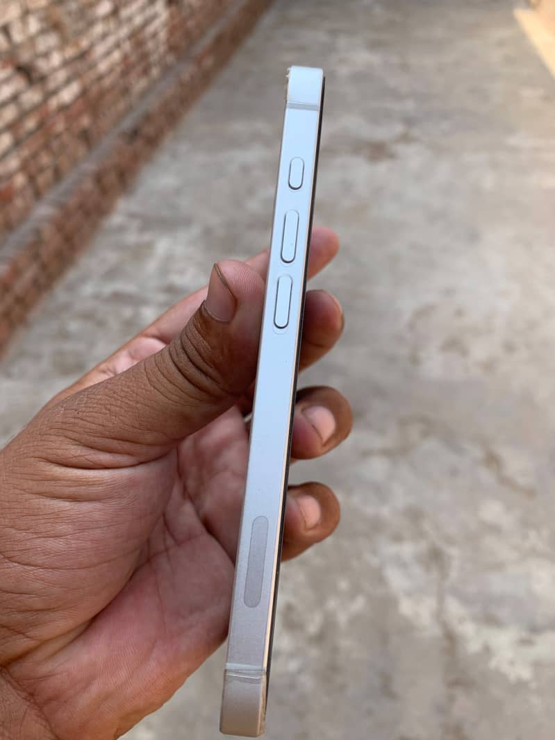 Apple iPhone 16e JV 7