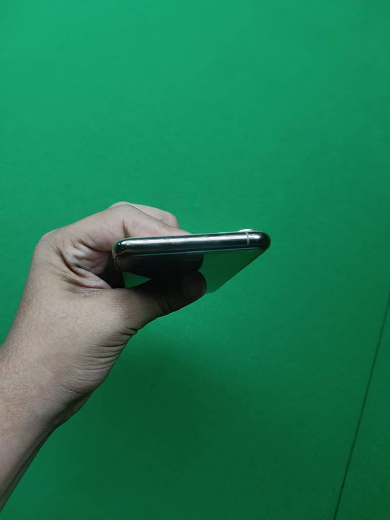 Apple iPhone 11 Pro Max 2
