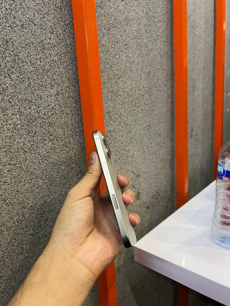 Apple iPhone 15 Pro sim locked 2