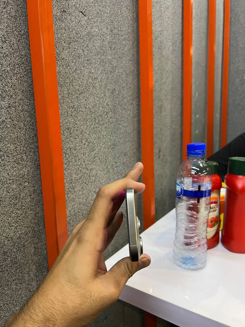Apple iPhone 15 Pro sim locked 3