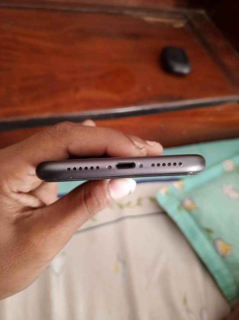 Apple iPhone 11 4