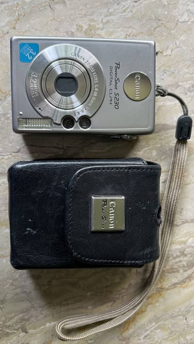 Canon PowerShot S23, Digital camera with leather carrying case