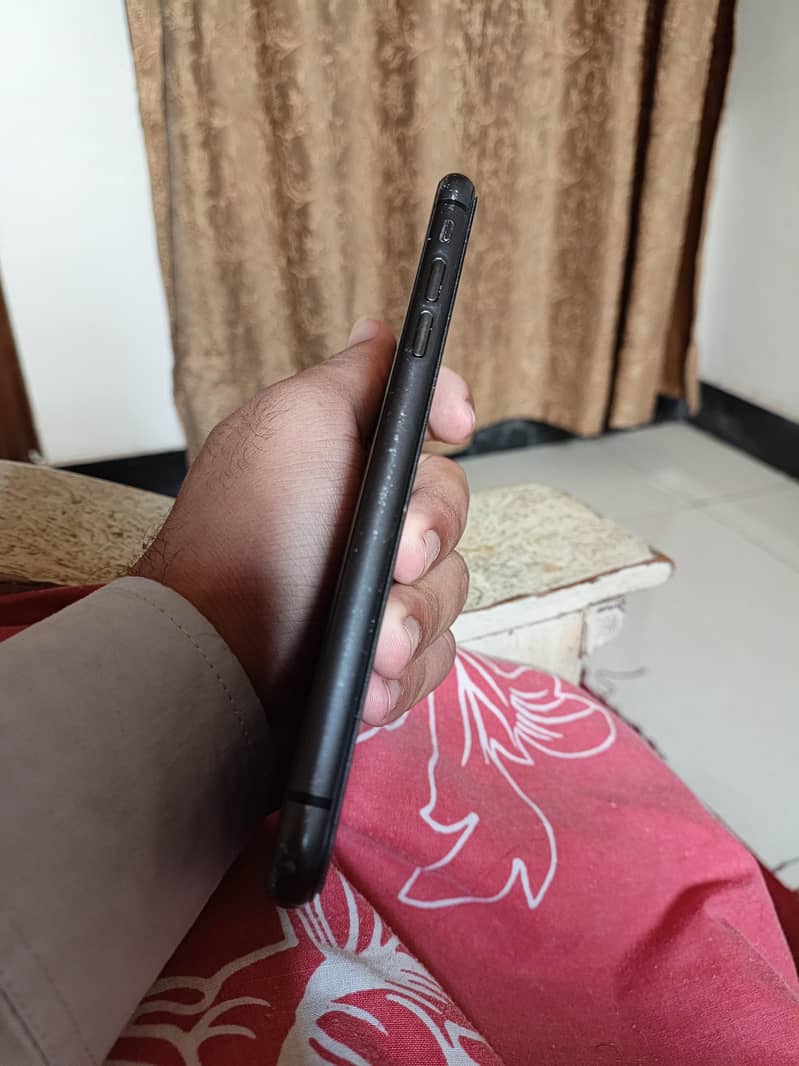 Apple iPhone 11 4