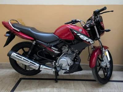 Yamaha YBR 125 (Vivid Cocktail Red) Only 1800 KM Driven.