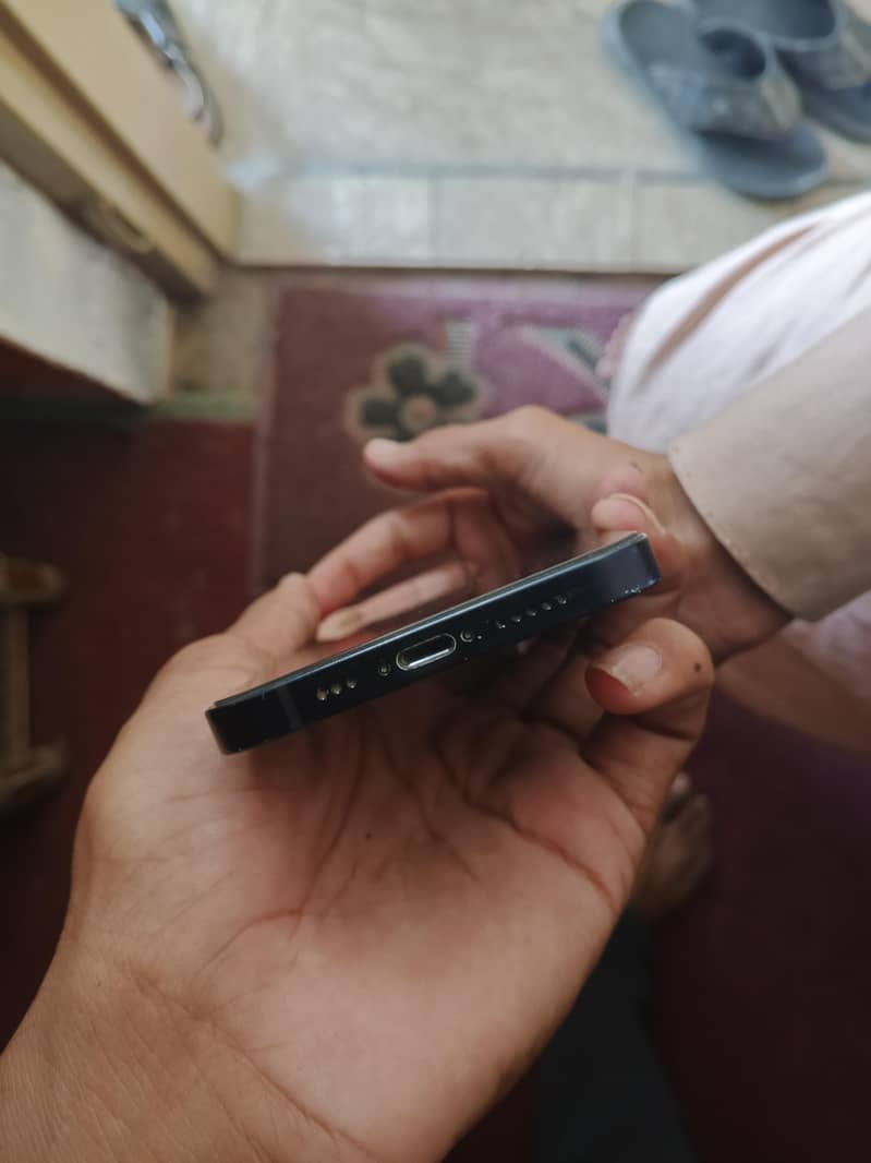 Apple iPhone 12 4