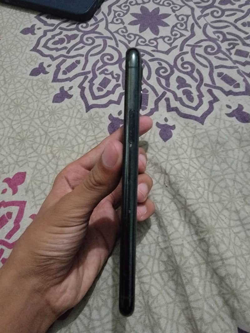 Apple iPhone 11 Pro 4