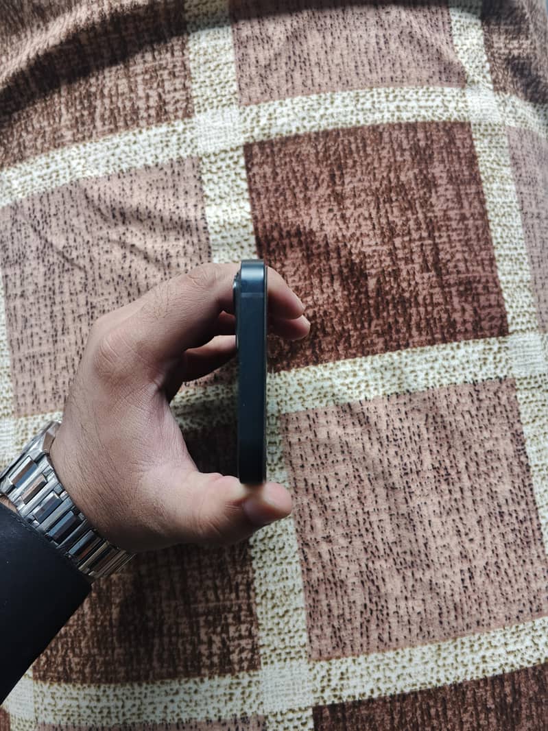 Apple iPhone 13 5