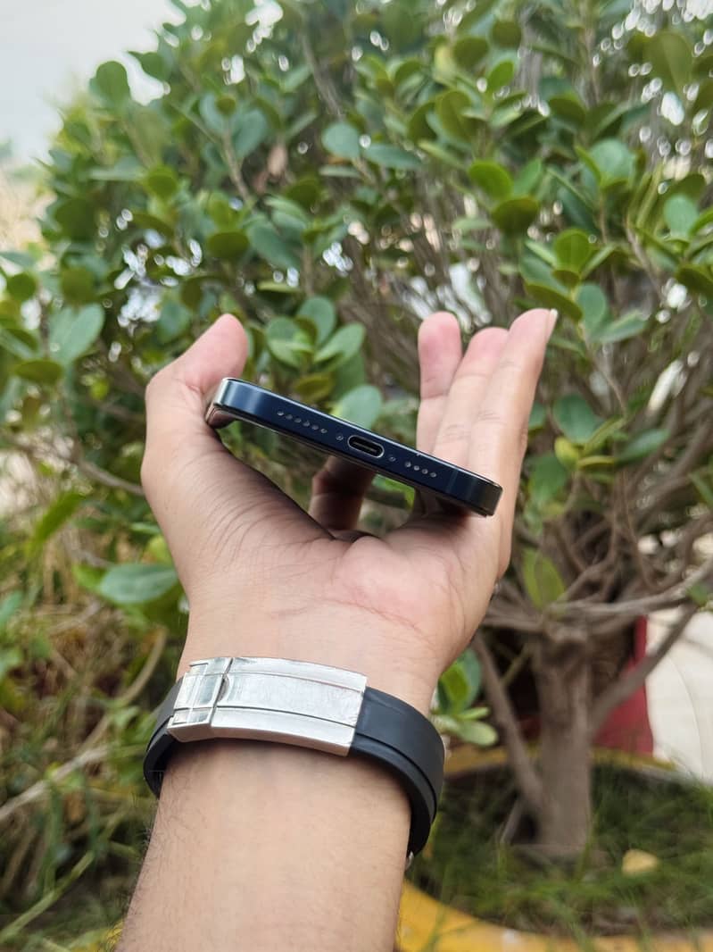 Apple iPhone 15 Pro Max 2