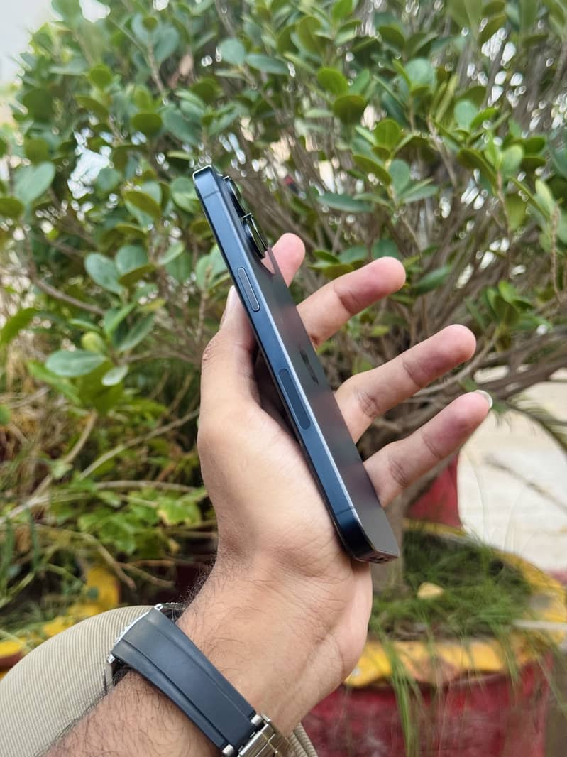 Apple iPhone 15 Pro Max 4