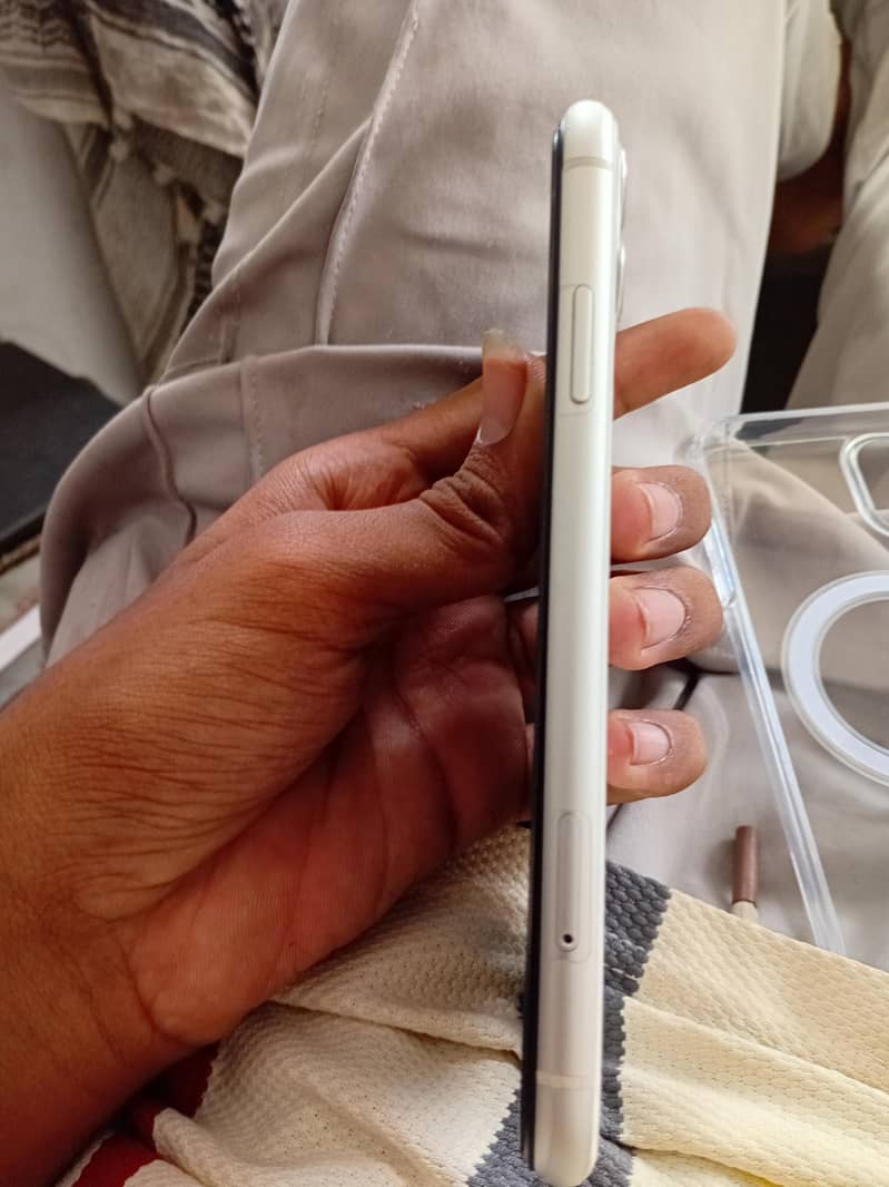 Apple iPhone 11 3