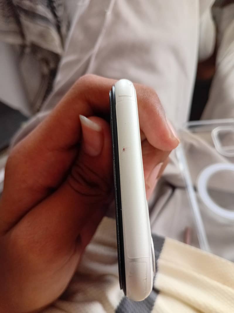 Apple iPhone 11 4