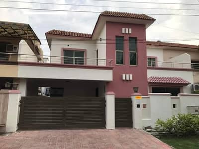 12 MARLA 4 BEDROOMS SD HOUSE AVAILABLE FOR SALE