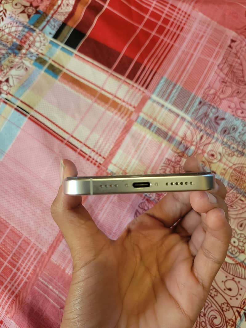 Apple iPhone 16 Pro Max 4