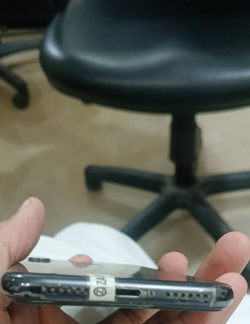 Apple iPhone X 4