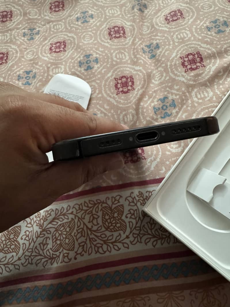 Apple iPhone 16 Pro Max 4