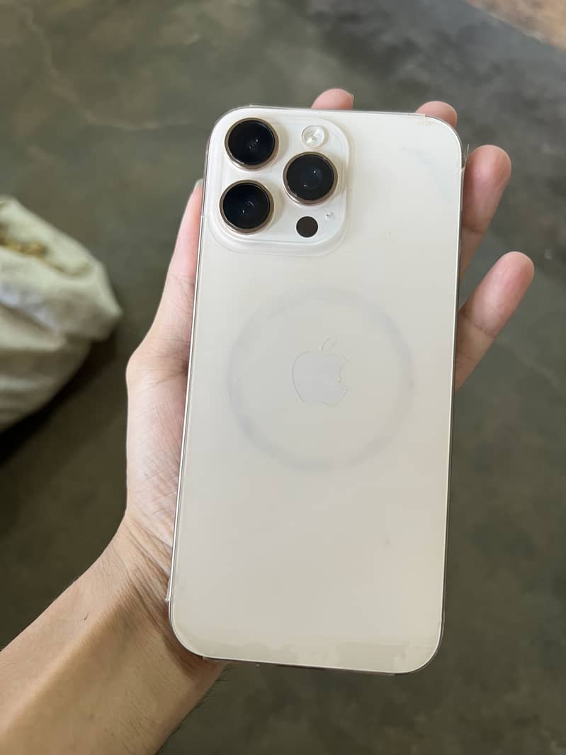 Apple iPhone 16 Pro Max 0