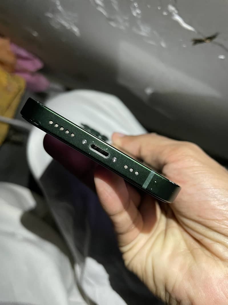 Apple iPhone 13 5