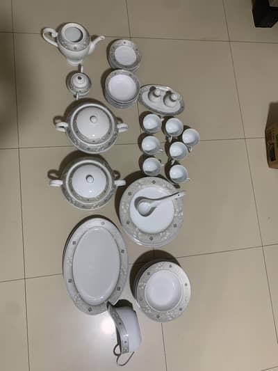 selling this 54 dinner set from japan