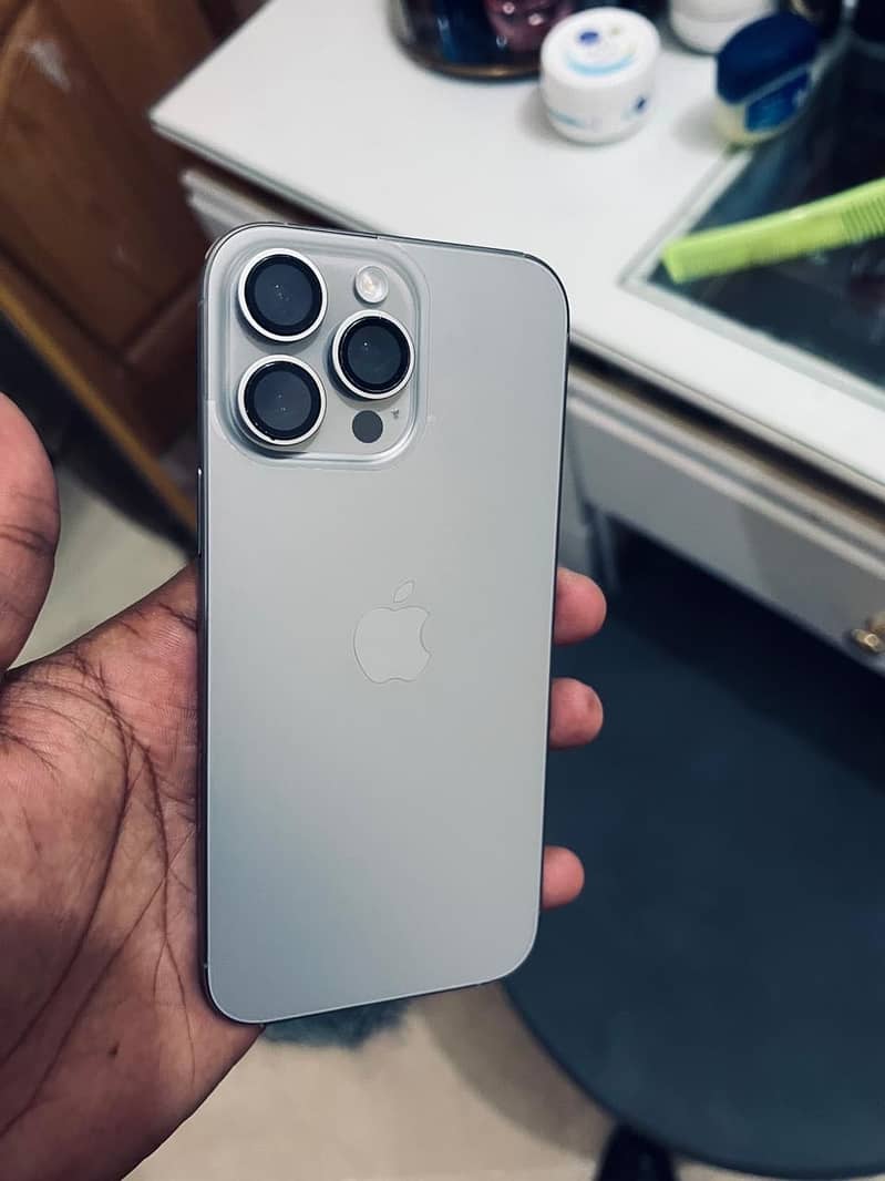 Apple iPhone 16 Pro Max 0