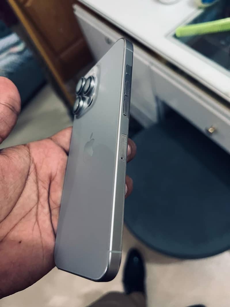 Apple iPhone 16 Pro Max 3