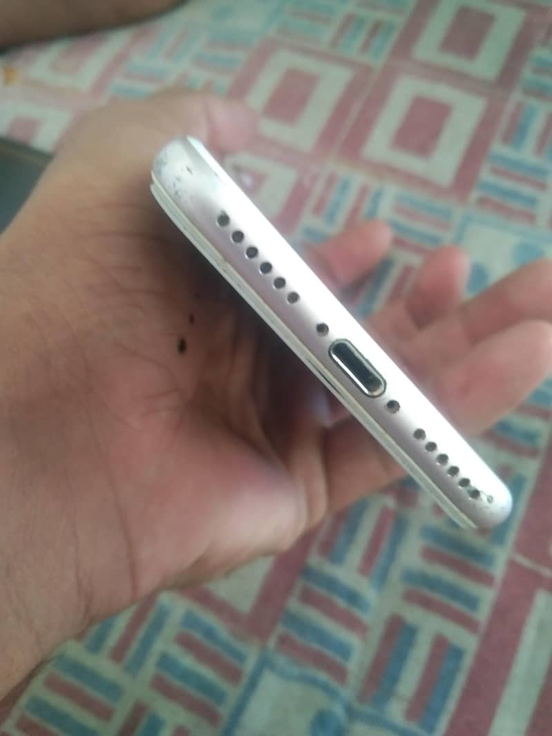 Apple iPhone 7 0