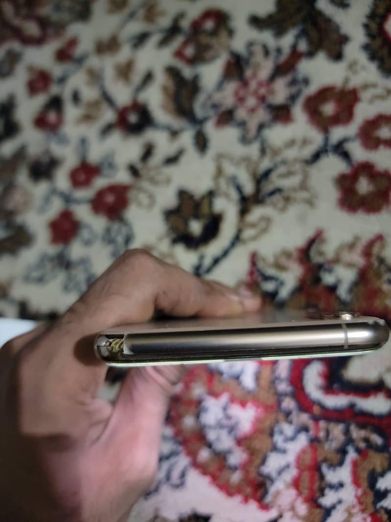 Apple iPhone XS Max 3