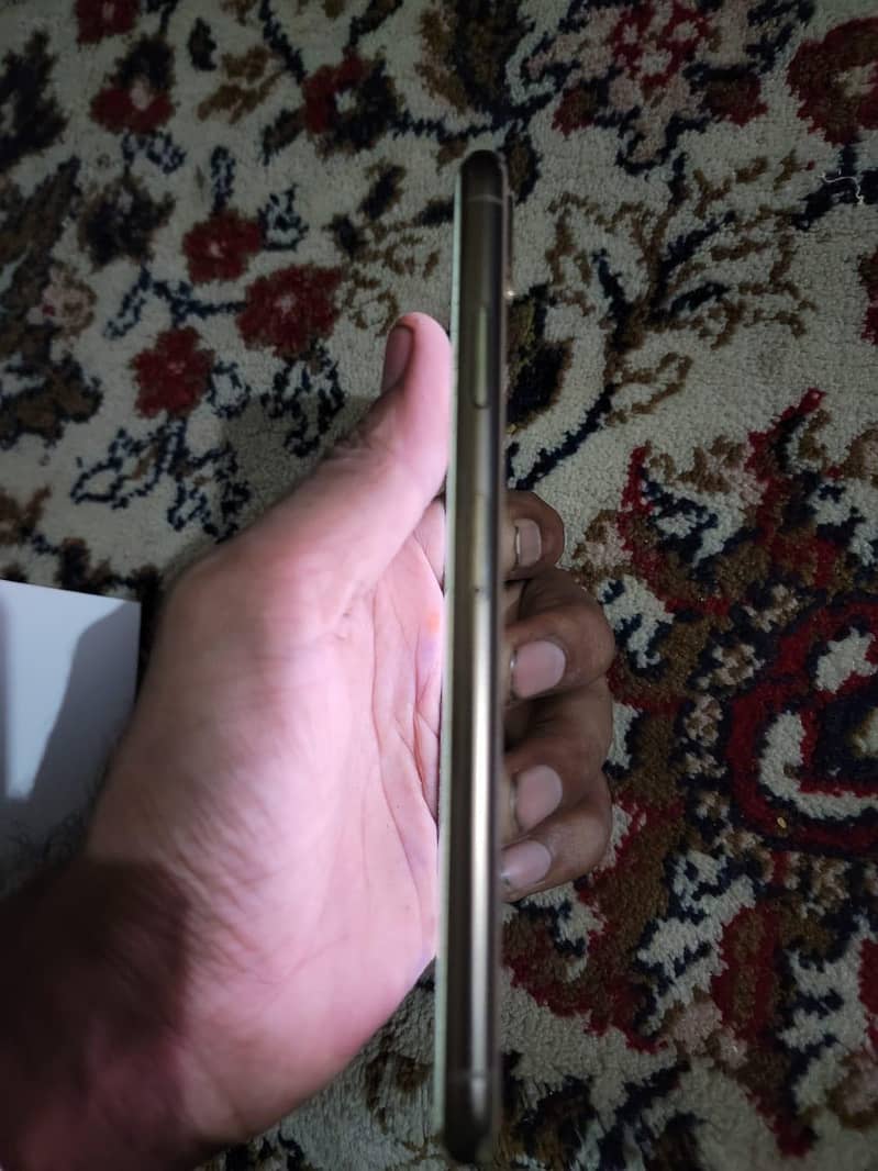 Apple iPhone XS Max 5