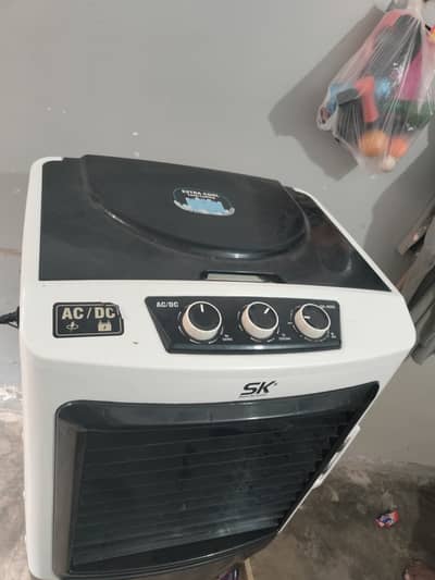 A. C/DC. . . Sk brand room air cooler condition 10/10