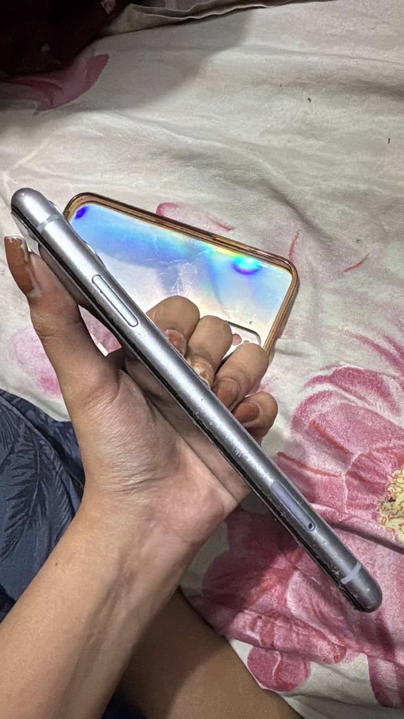 Apple iPhone 11 4