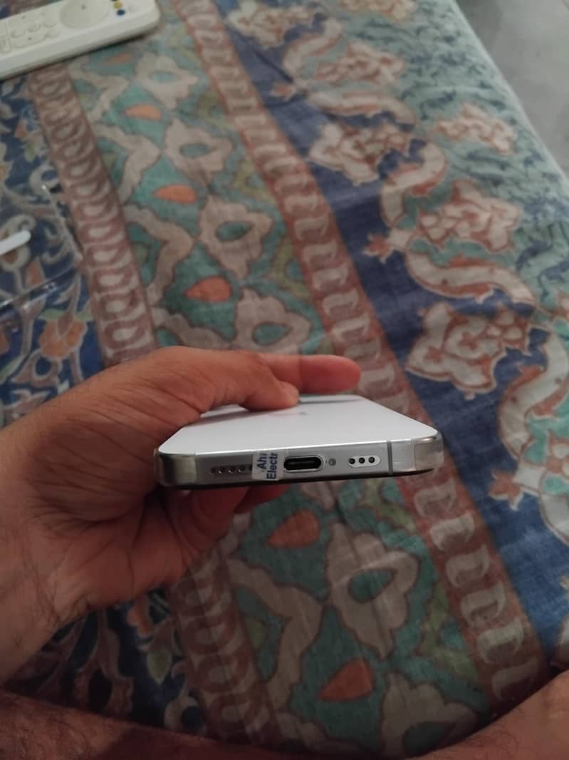 Apple iPhone 16 Pro 1