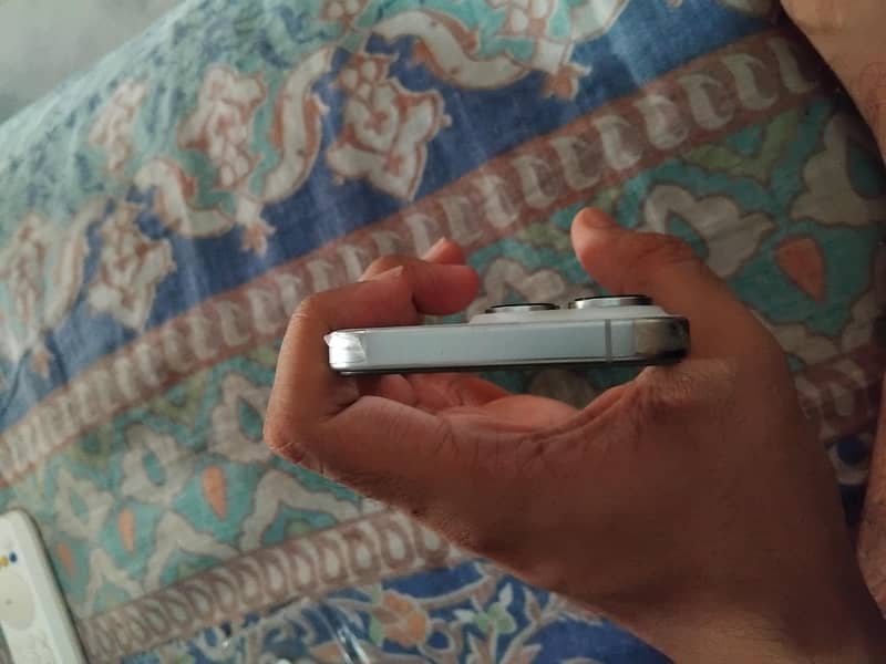 Apple iPhone 16 Pro 3