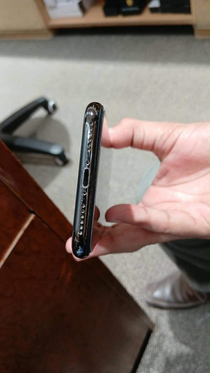 Apple iPhone X 4