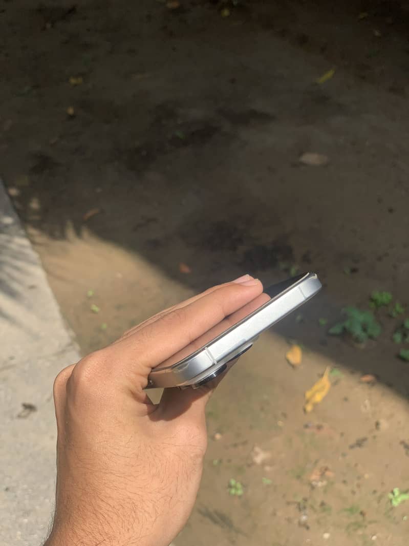Apple iPhone 16 Pro Max sim time 3