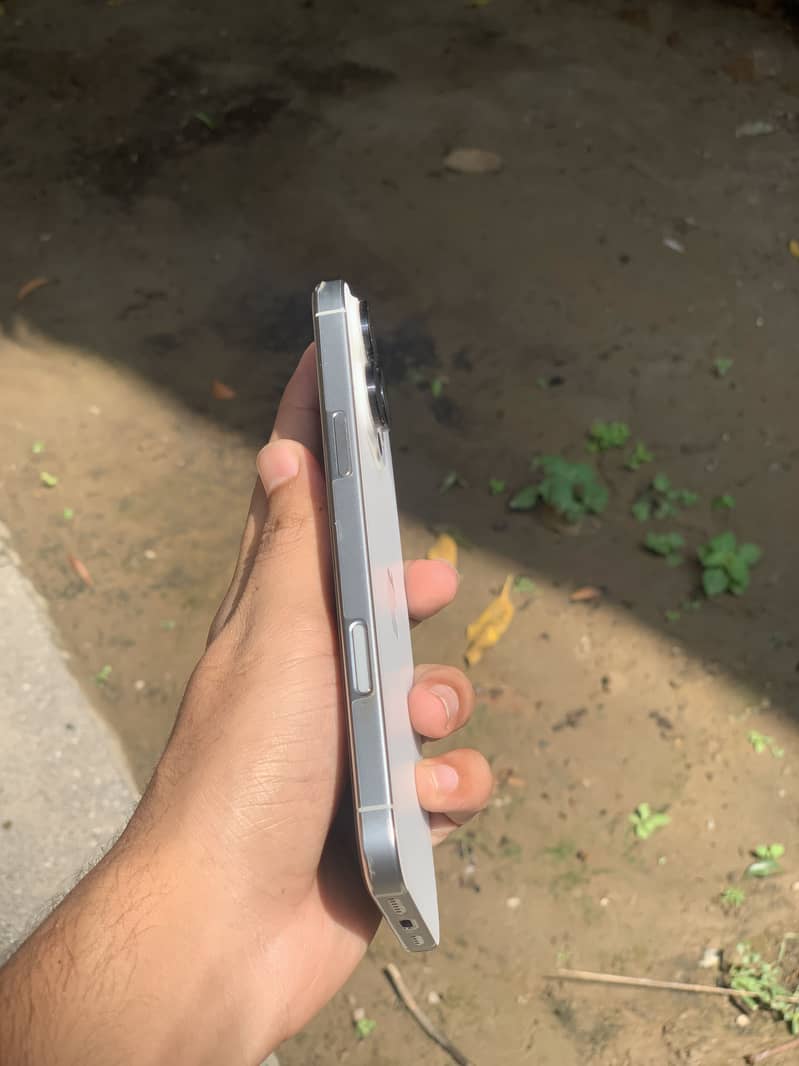 Apple iPhone 16 Pro Max sim time 6