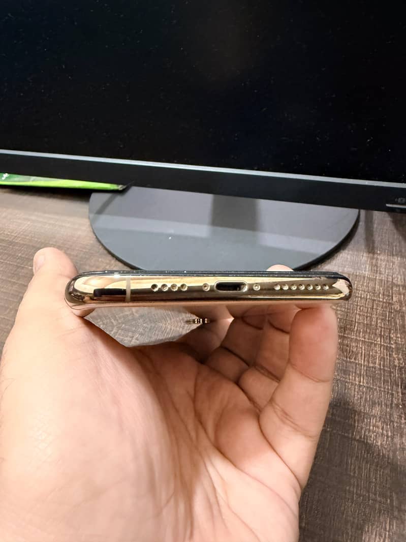 Apple iPhone XS Max 3