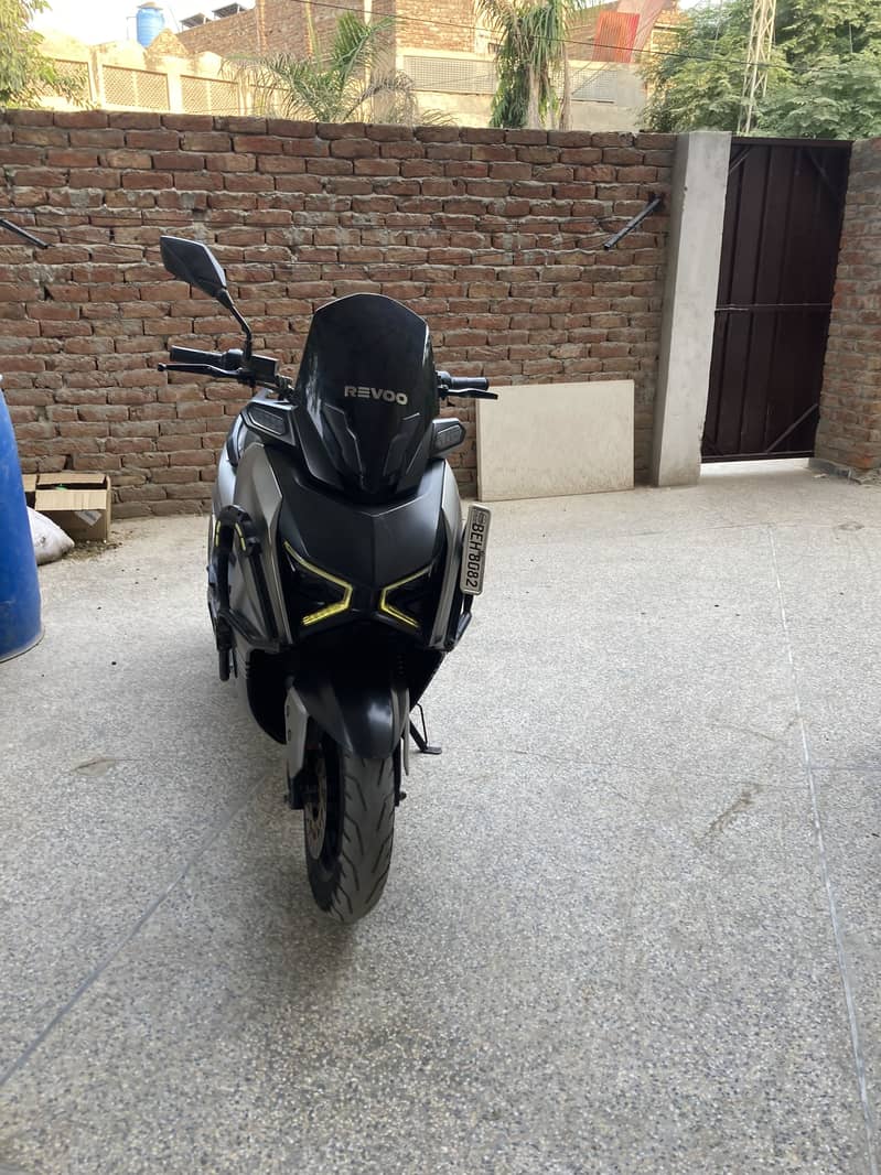 Revoo E52 1