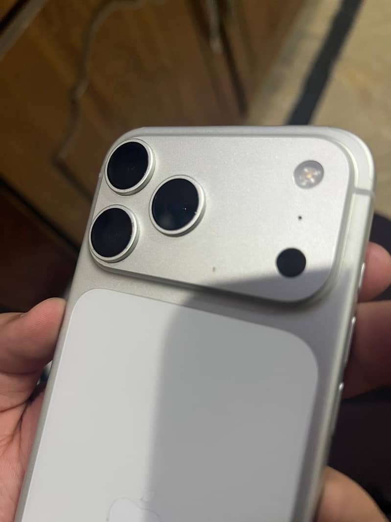 Apple iPhone 17 Pro Max 4