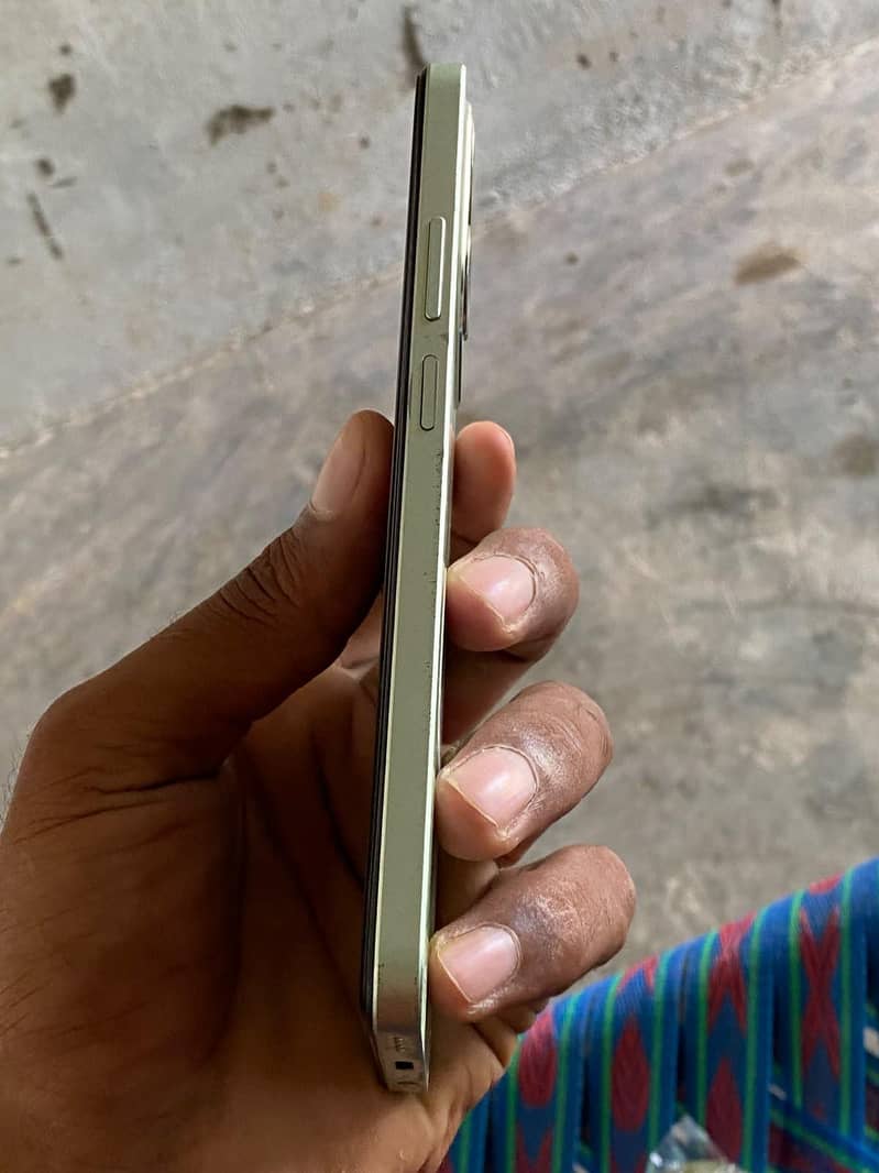 Realme C63 1