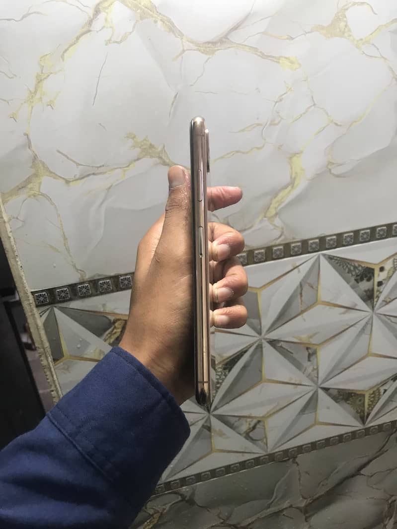 Apple iPhone XS Max 3
