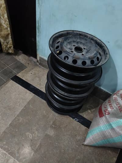 Toyota Vitz 2014 Genuine Japanese Alloy Rims – Black – 10/10
