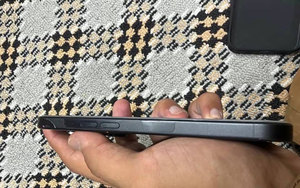 Apple iPhone 16 Pro 2