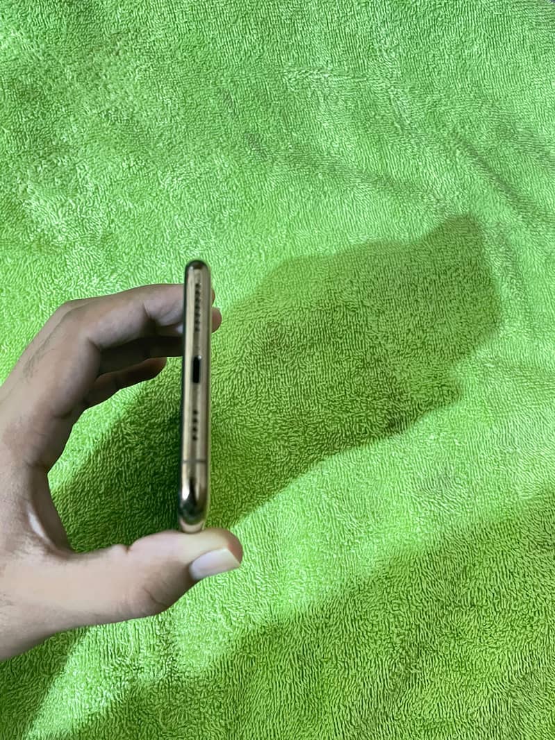 Apple iPhone XS 4
