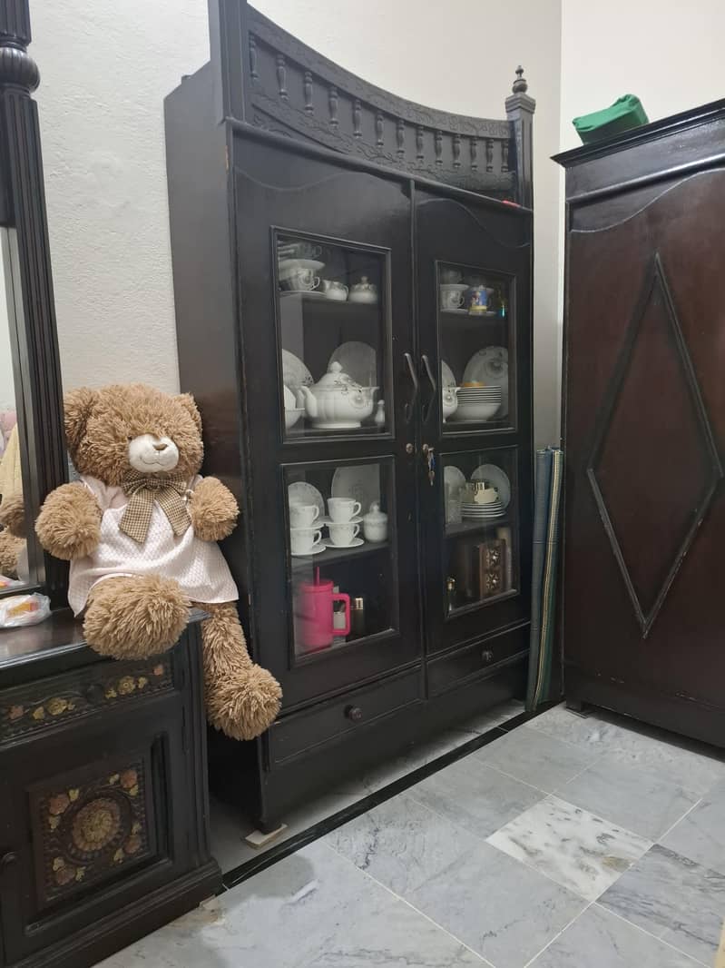 beautiful showcase good condition 1