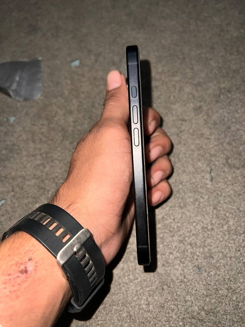 Apple iPhone 16 6