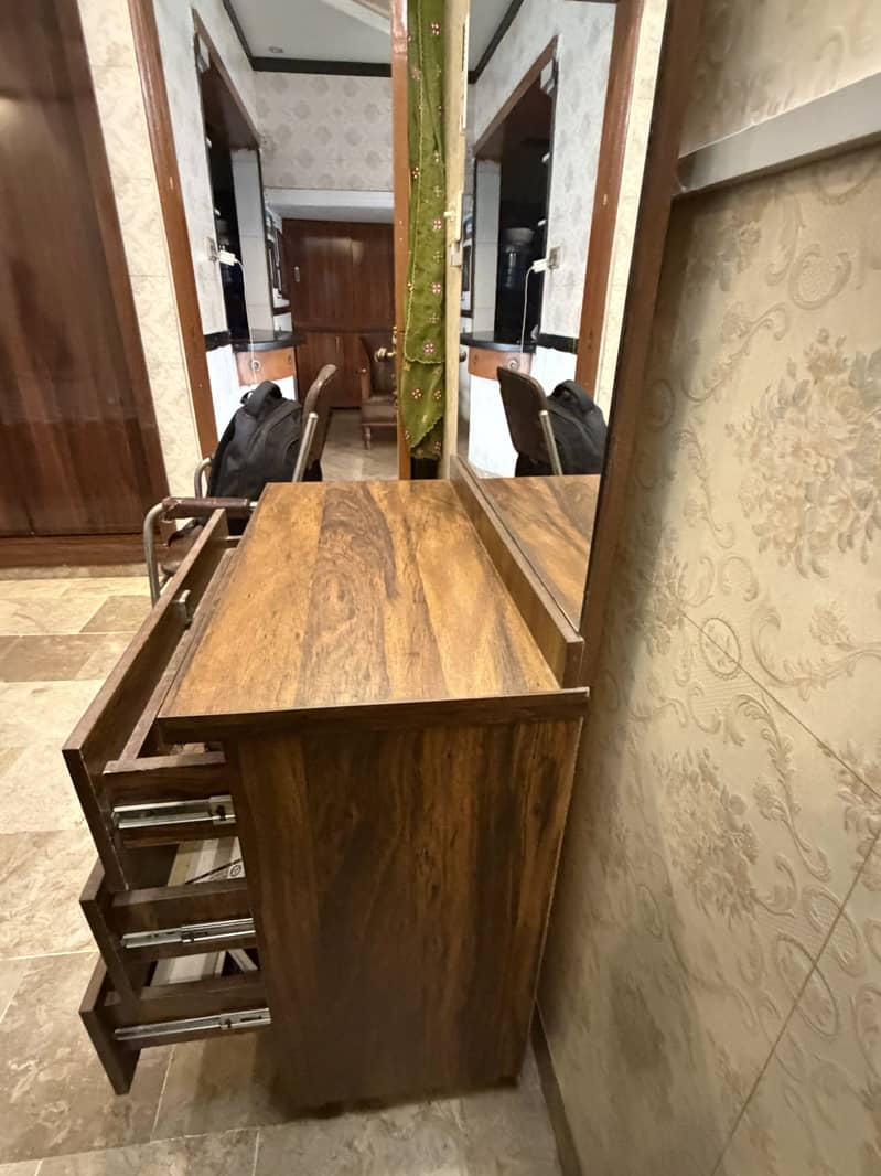 Dressing table 4