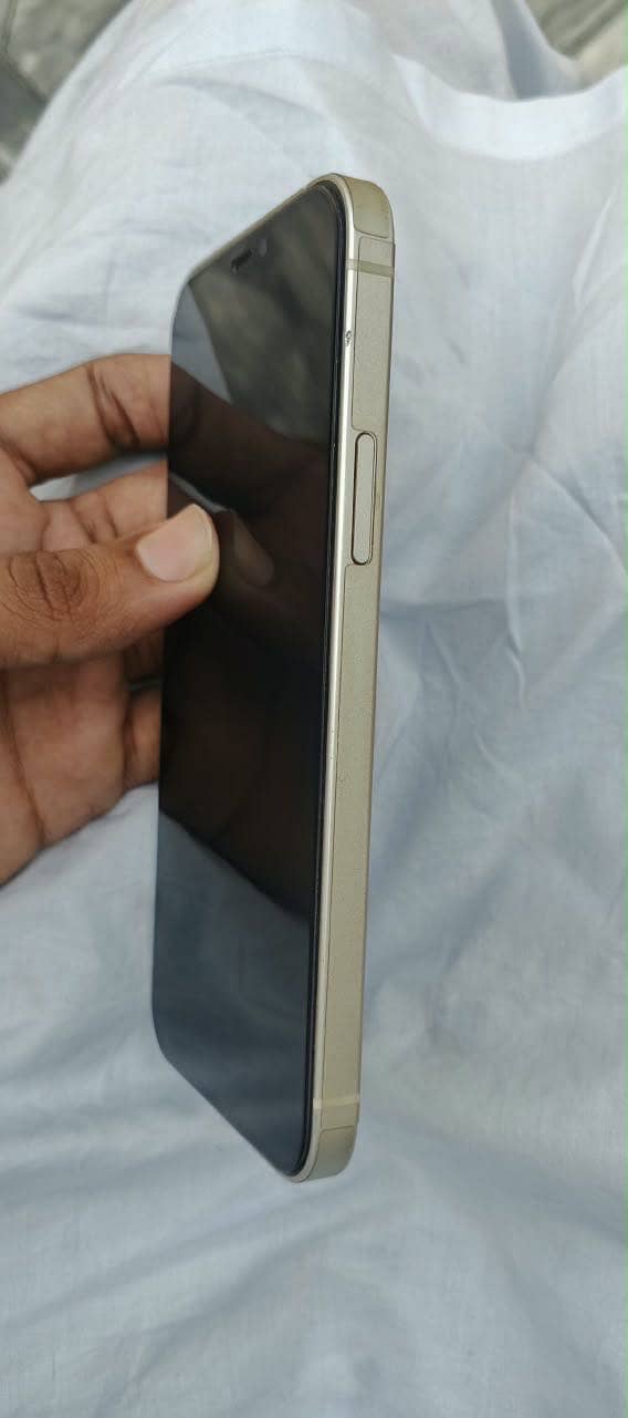 Apple iPhone 12 4
