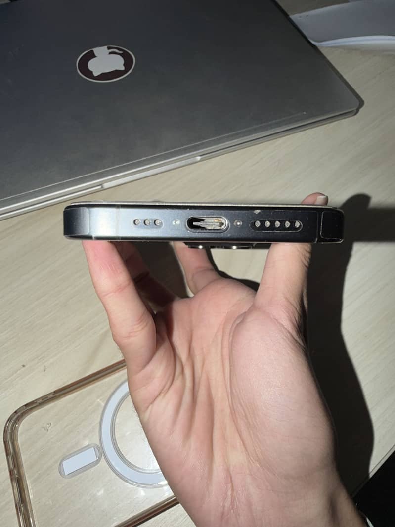 Apple iPhone 15 Pro 3