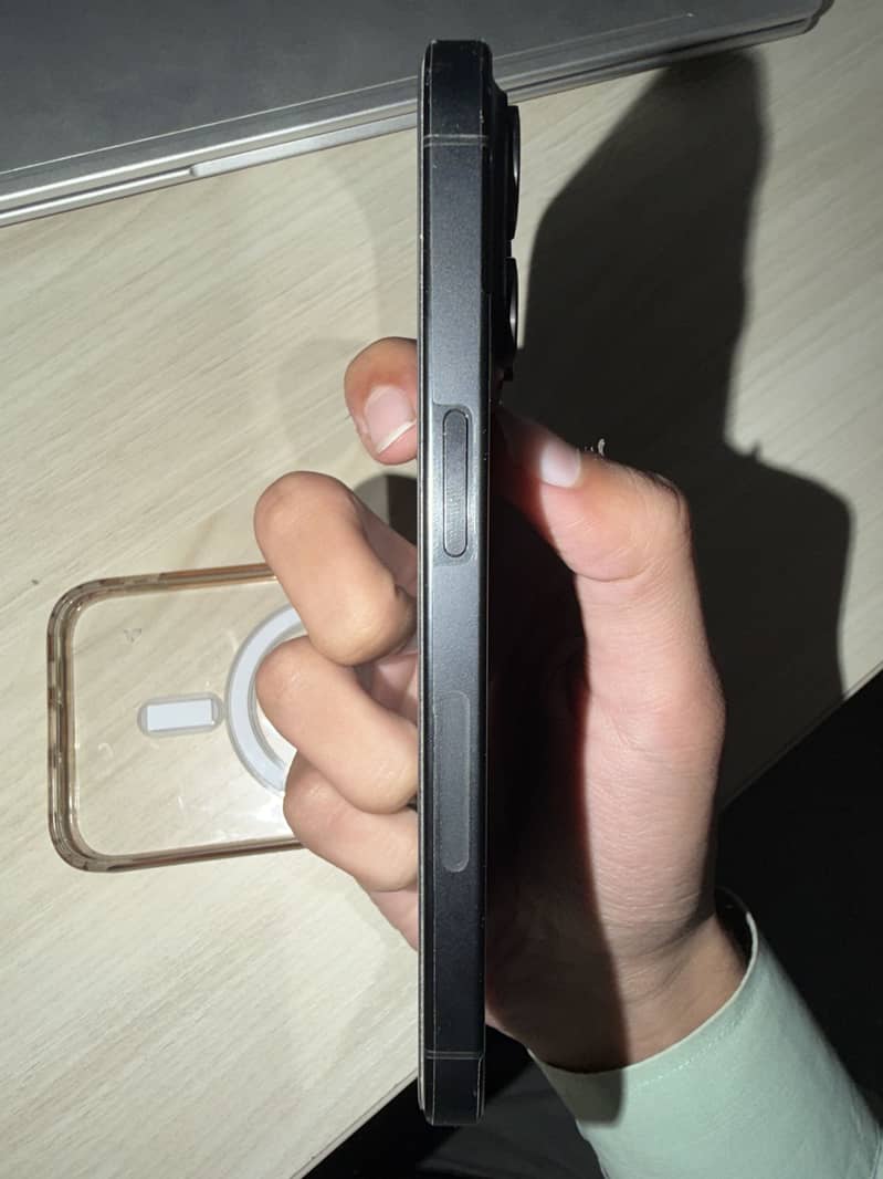 Apple iPhone 15 Pro 4